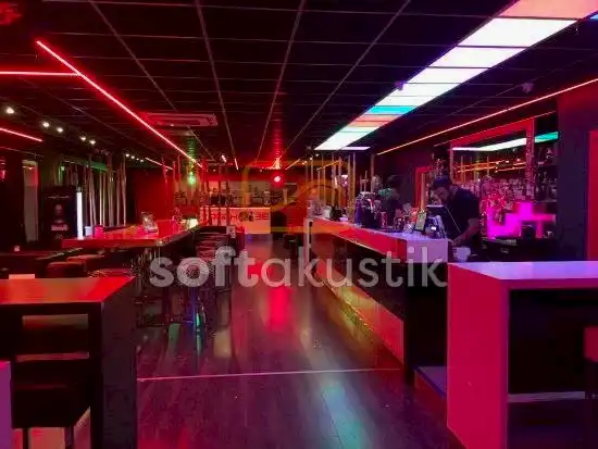 disco-bar-ses-yalitimi-ve-modern-mimari-cozumler